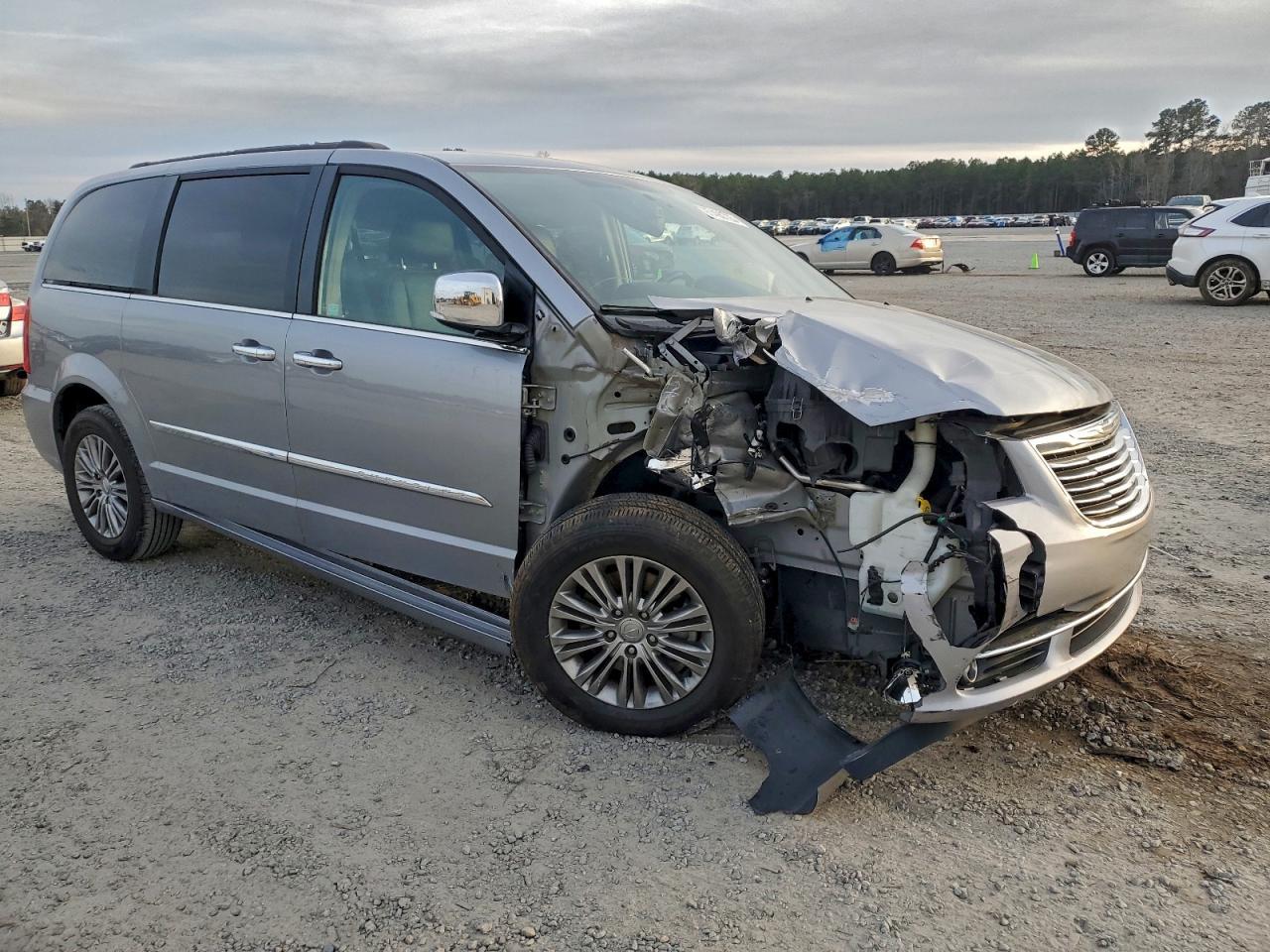 2015 Chrysler Town & Country Touring L - Фото 4