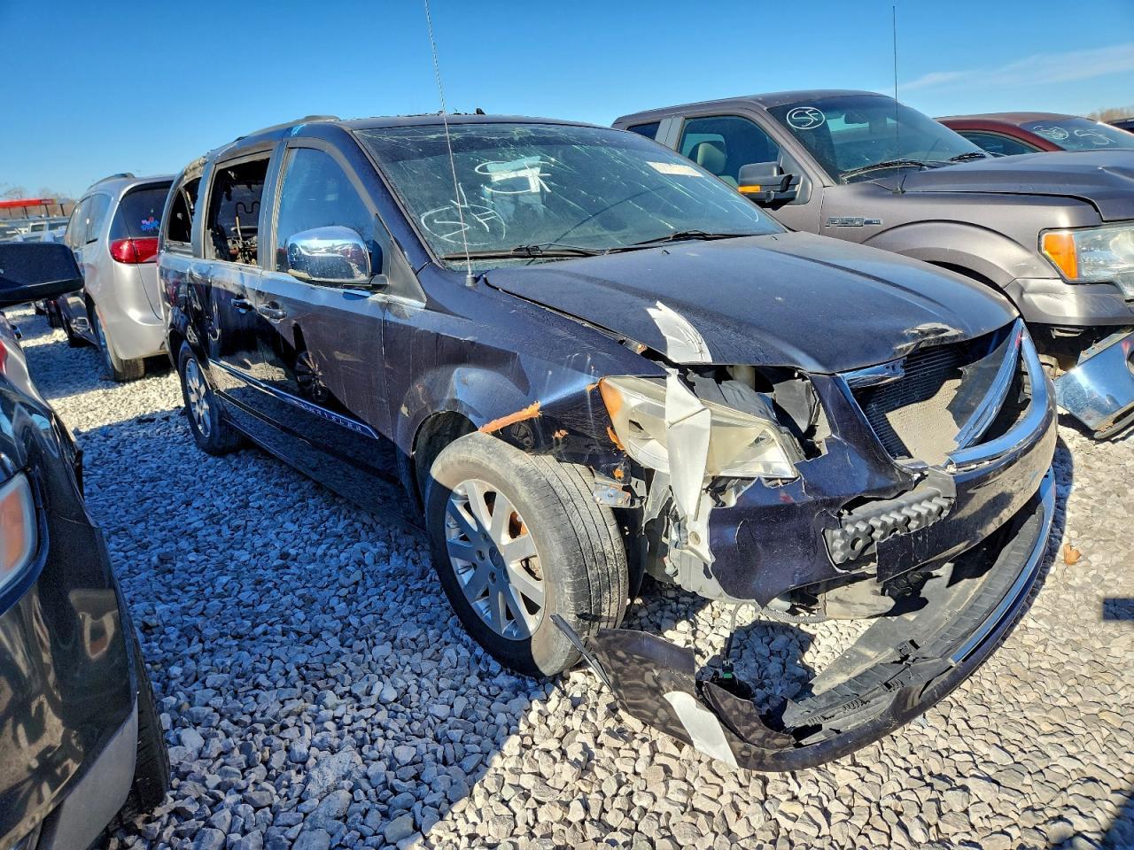 2011 Chrysler Town & Country Touring L - Image 4