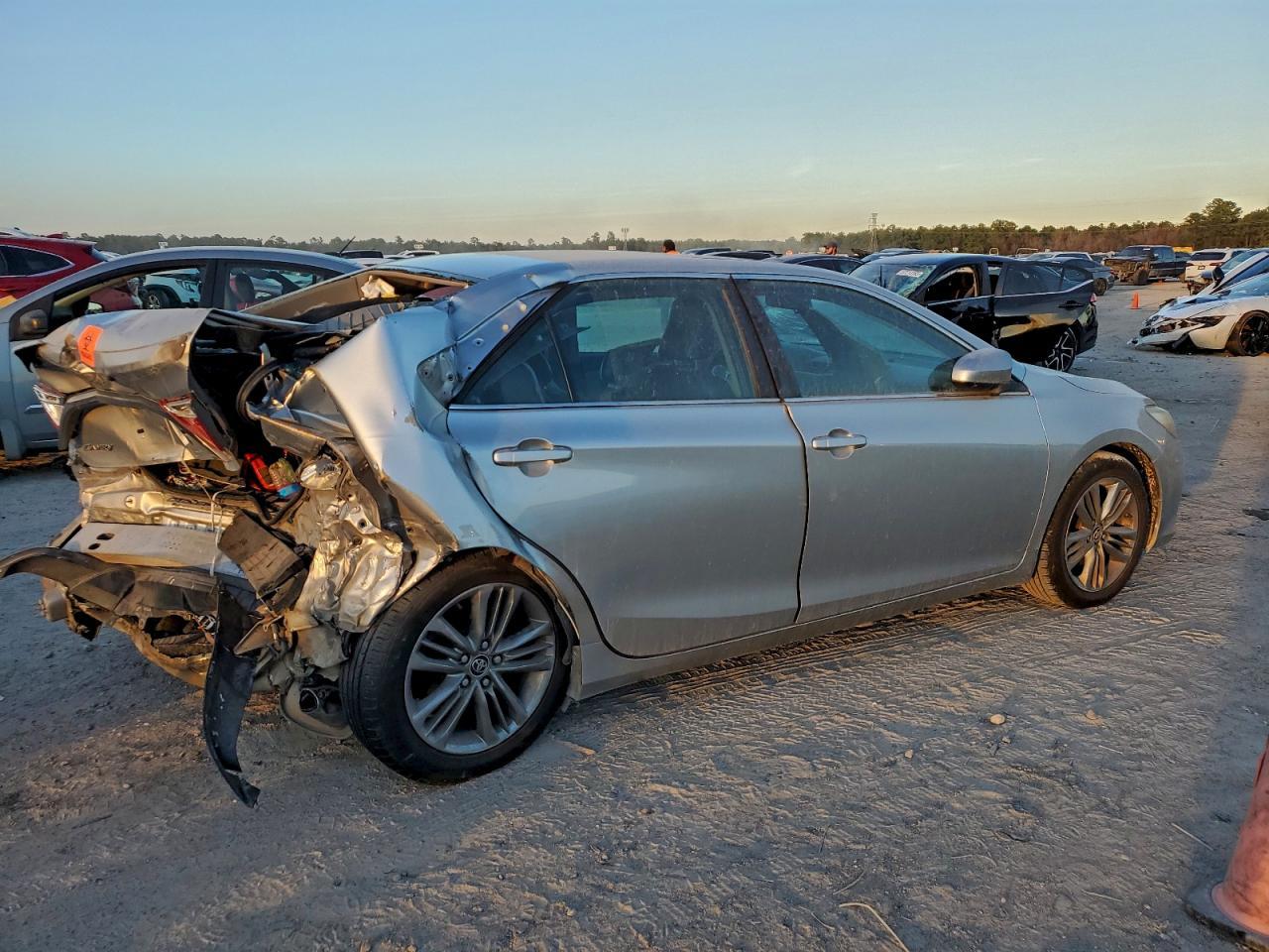 2016 Toyota Camry - Фото 3