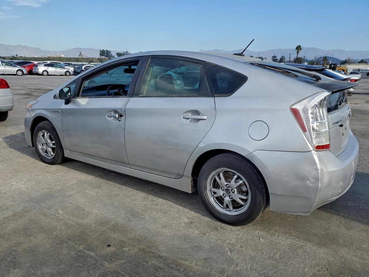 2010 Toyota Prius - Image 2