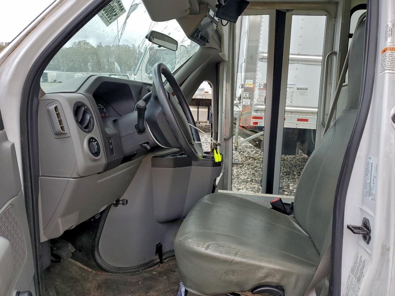 2019 Ford E350 Shuttle Bus - Image 5