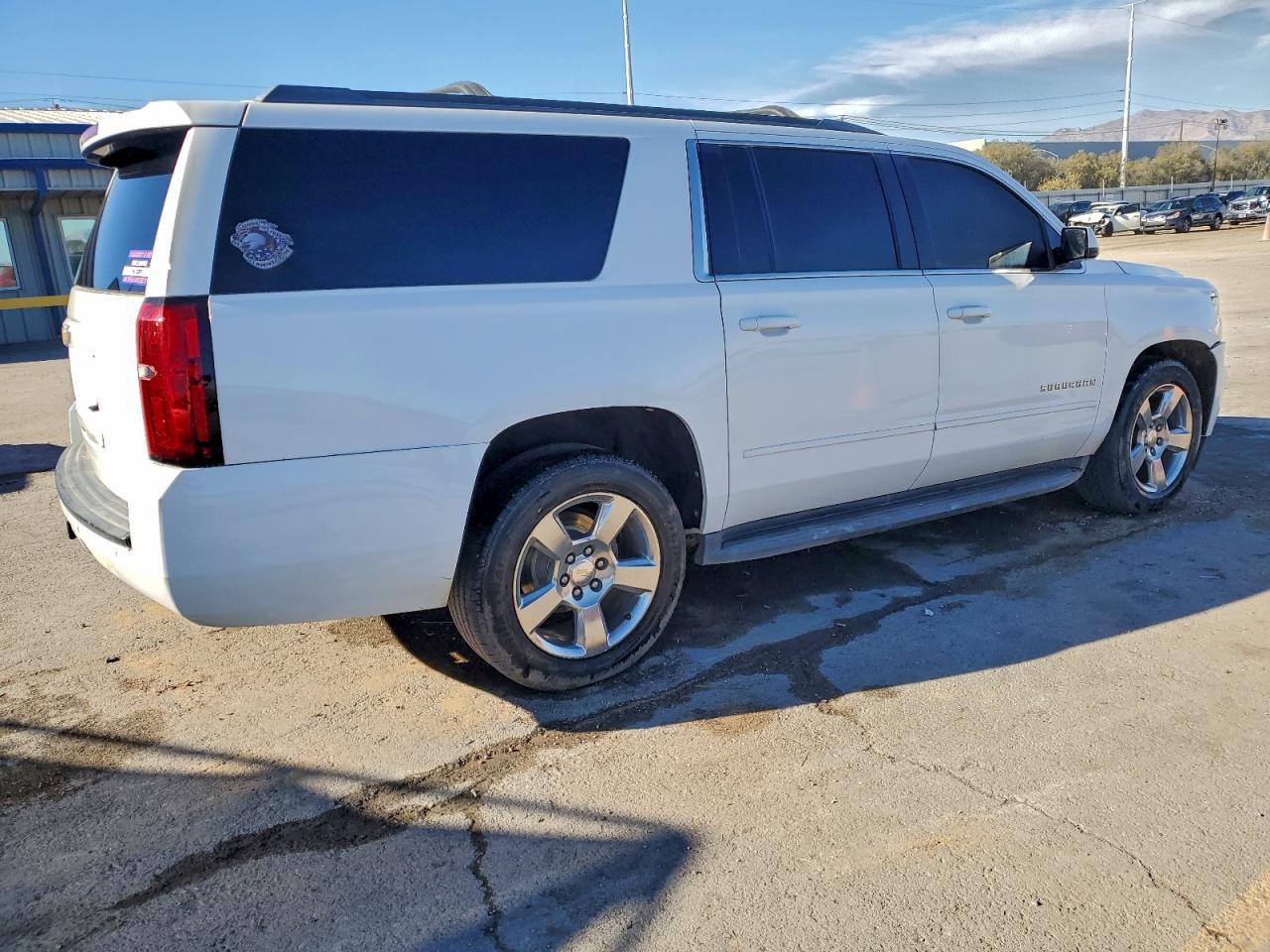 2017 Chevrolet Suburban C1500 Ls - Фото 3