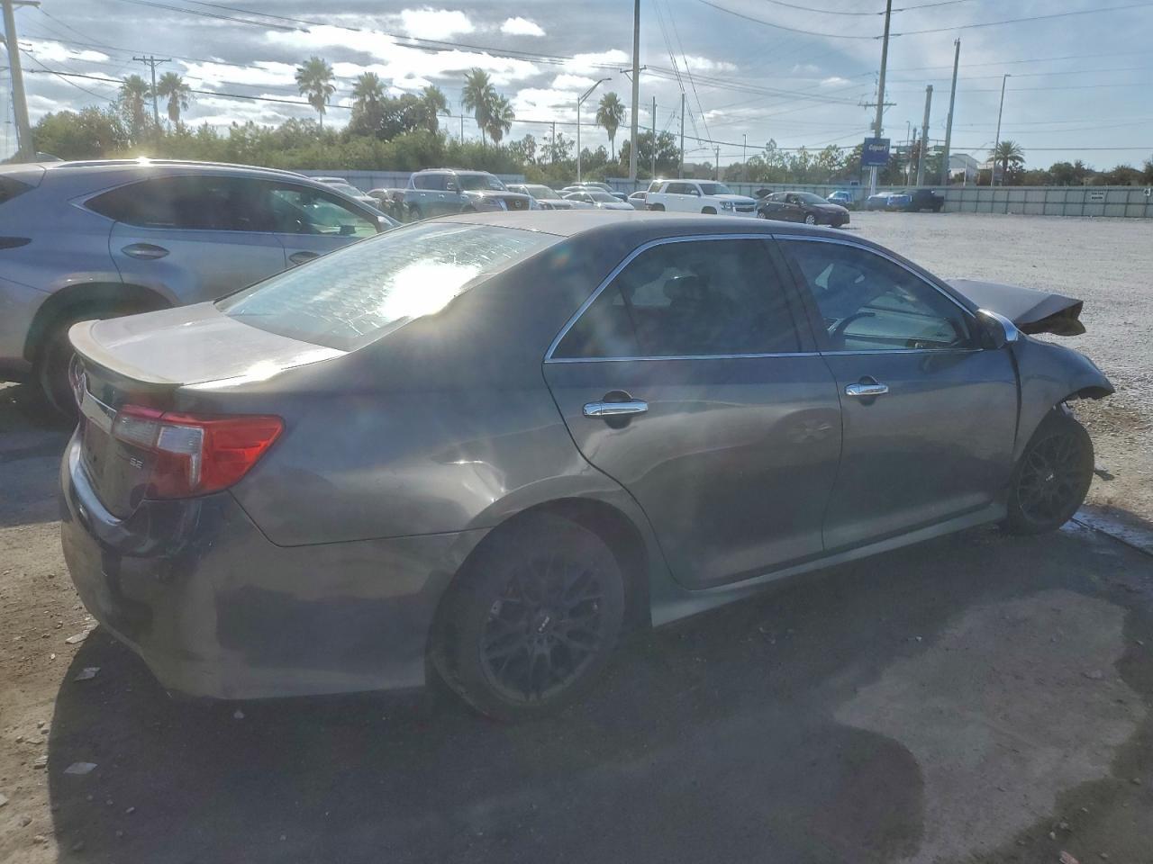 2014 Toyota Camry Se - Image 3