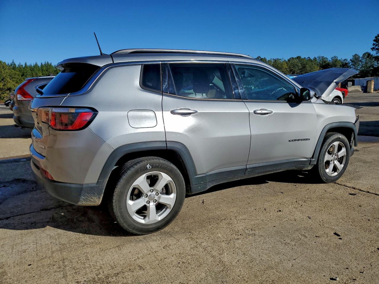 2018 Jeep Compass Latitude - Image 3