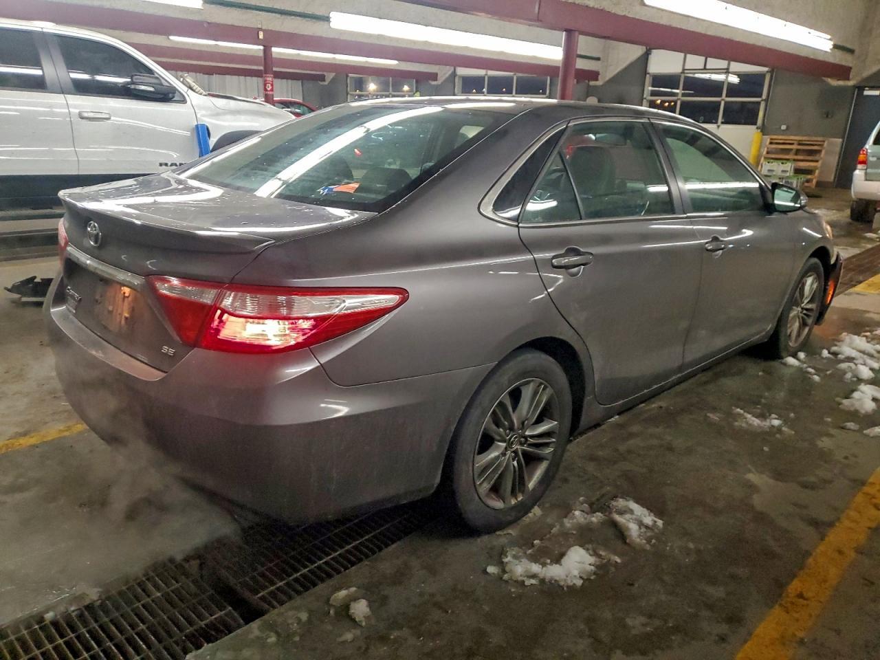 2015 Toyota Camry Le - Фото 3