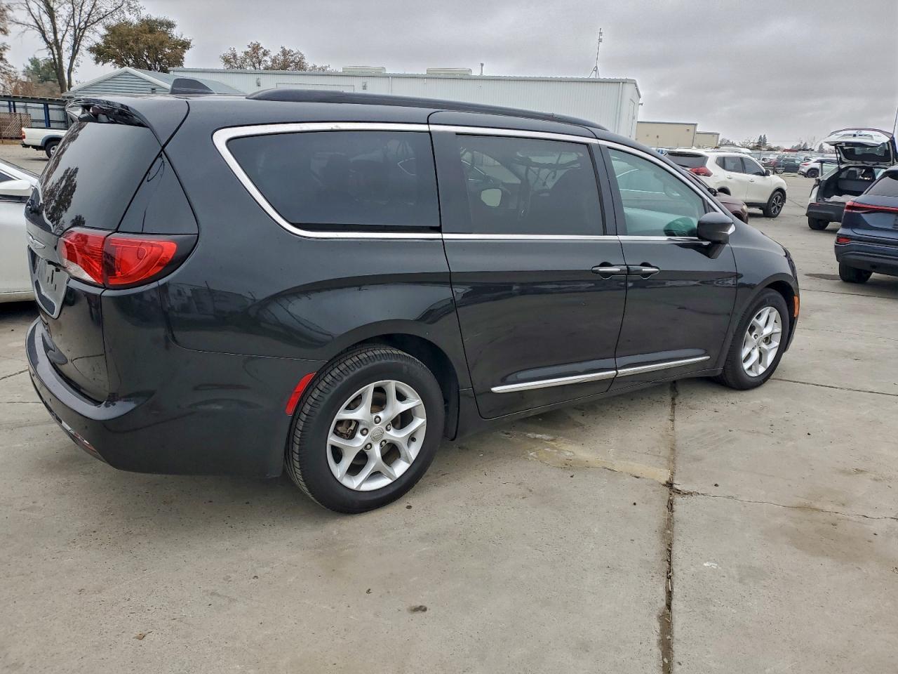2017 Chrysler Pacifica Touring L - Image 3