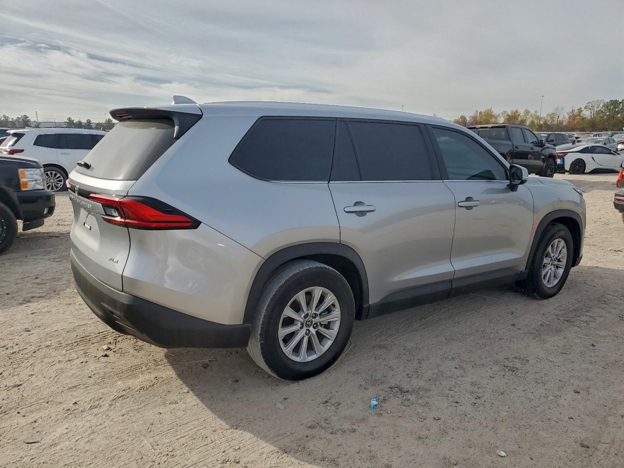 2024 Toyota Grand Highlander Xle - Image 3