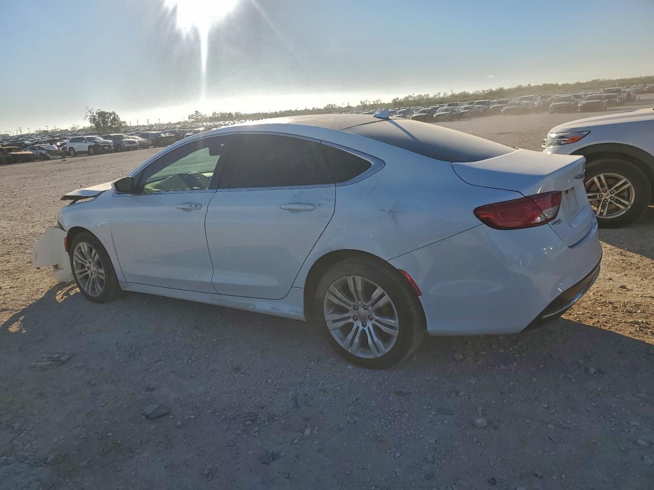2016 Chrysler 200 Limited - Фото 2