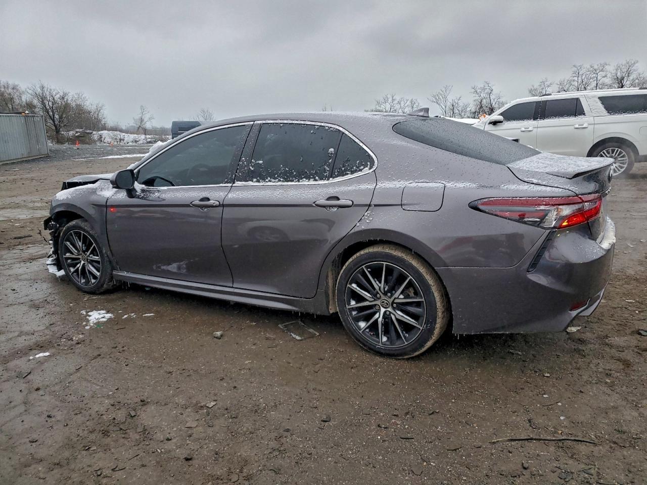 2021 Toyota Camry Se - Фото 2