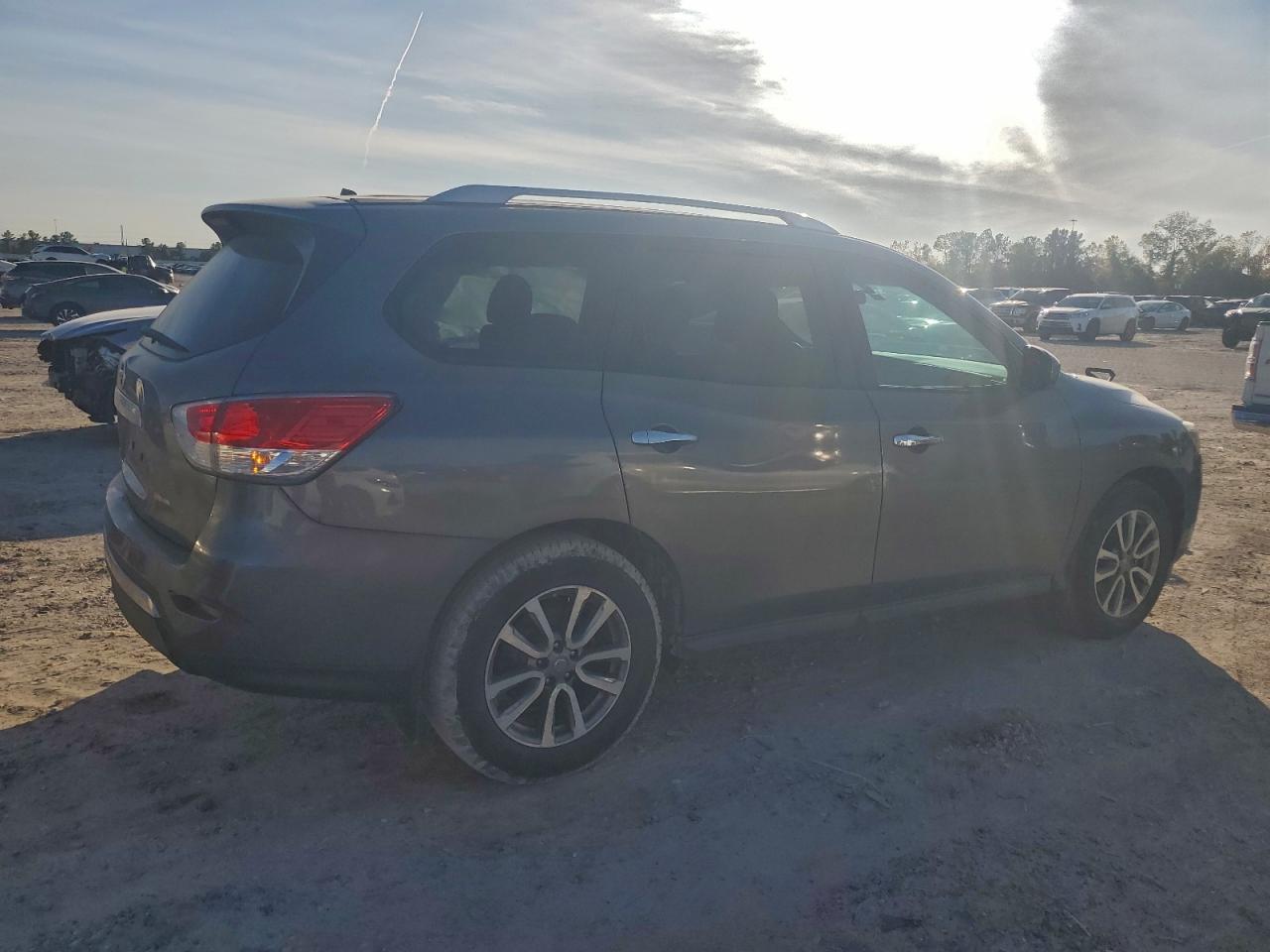 2015 Nissan Pathfinder S - Фото 3