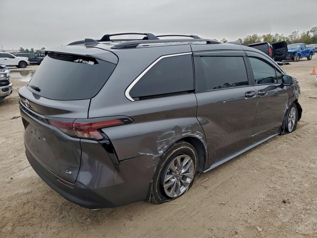 2025 Toyota Sienna Le - Image 3