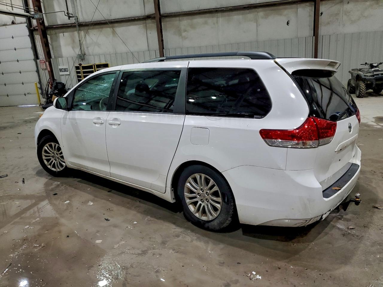 2013 Toyota Sienna Xle - Фото 2