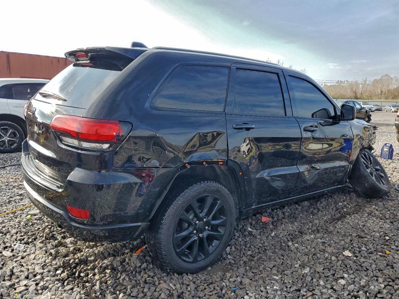 2017 Jeep Grand Cherokee Laredo - Image 3