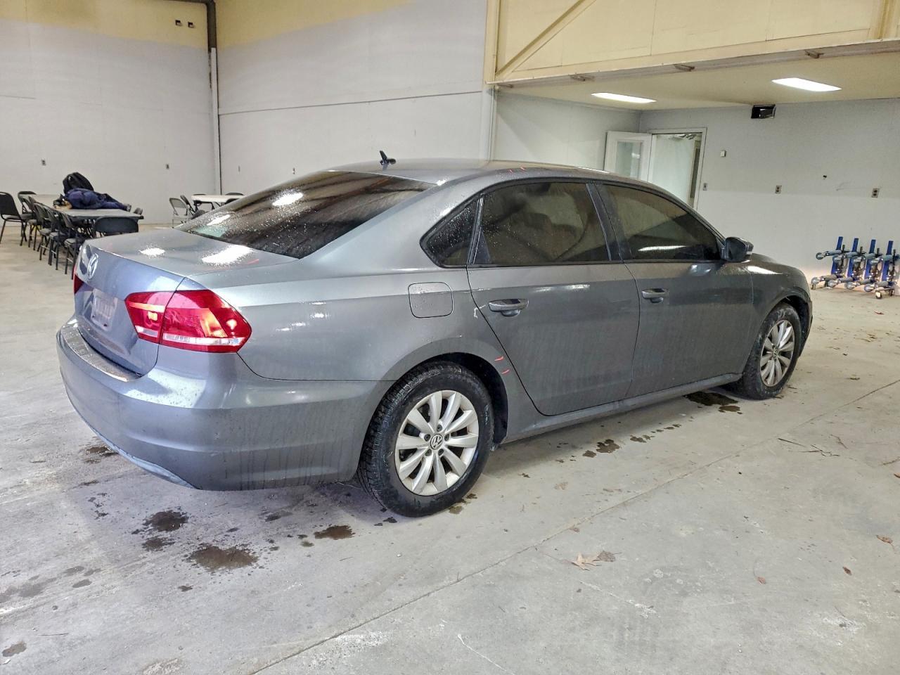 2013 Volkswagen Passat S - Фото 3