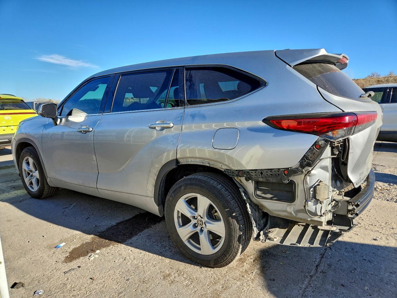 2022 Toyota Highlander L - Image 2