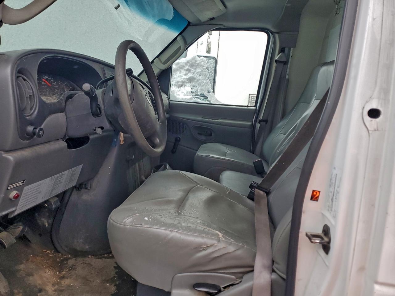 2006 Ford E450 Box Truck - Image 7