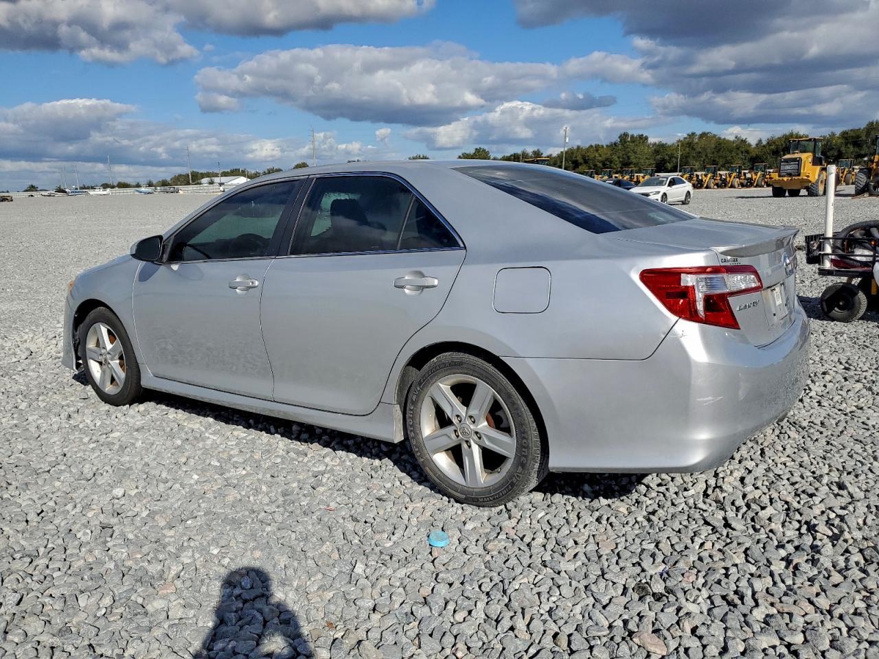 2014 Toyota Camry L - Фото 2