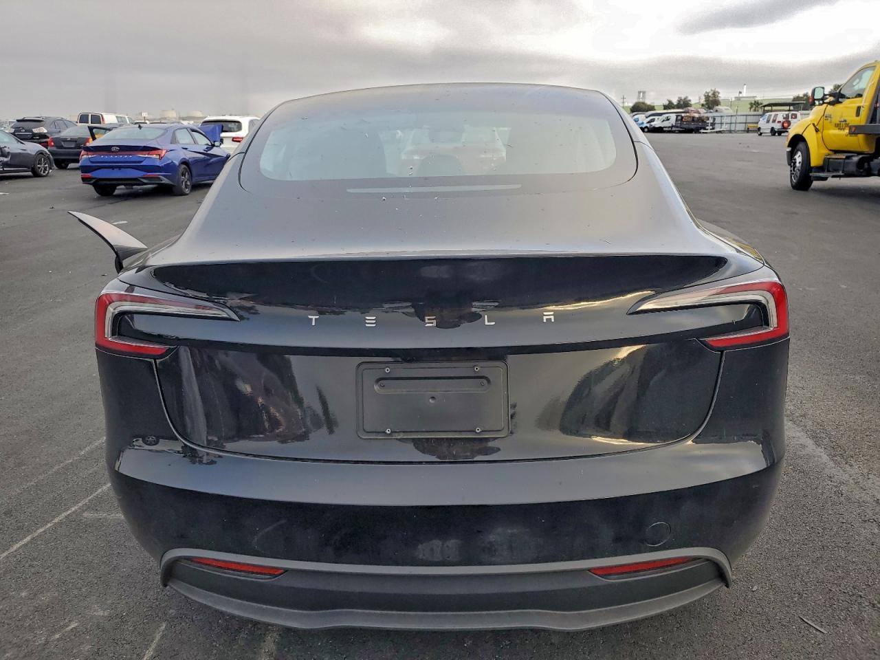 2025 Tesla Model 3 - Фото 6