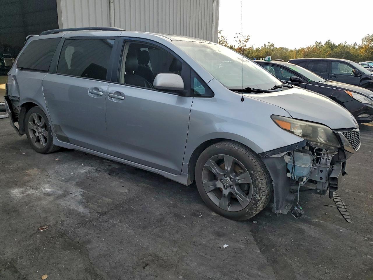 2012 Toyota Sienna Sport - Фото 4