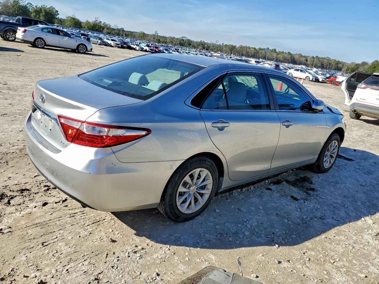 2015 Toyota Camry Le - Image 3