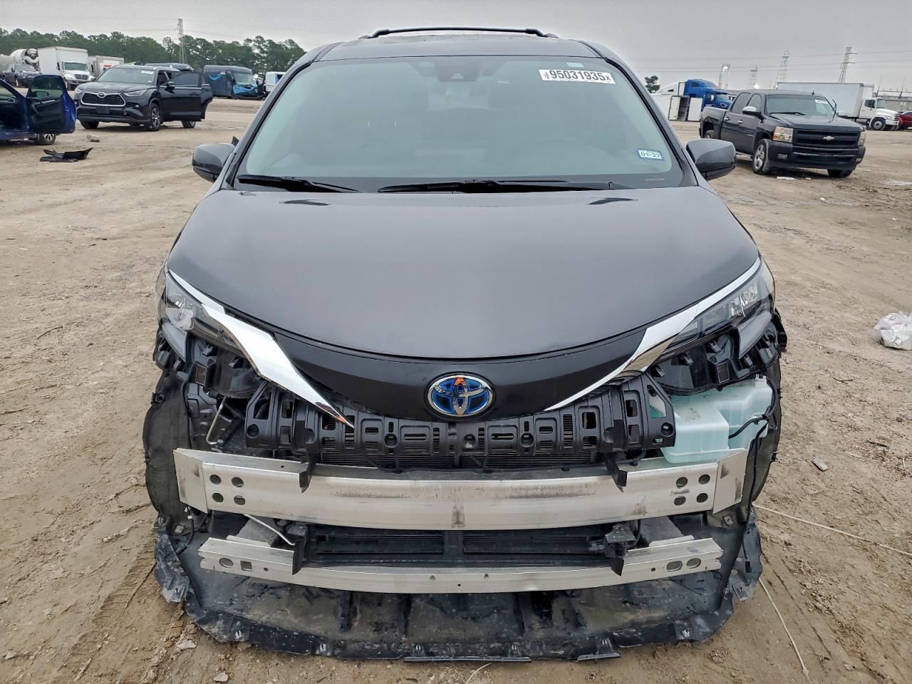 2025 Toyota Sienna Le - Image 5