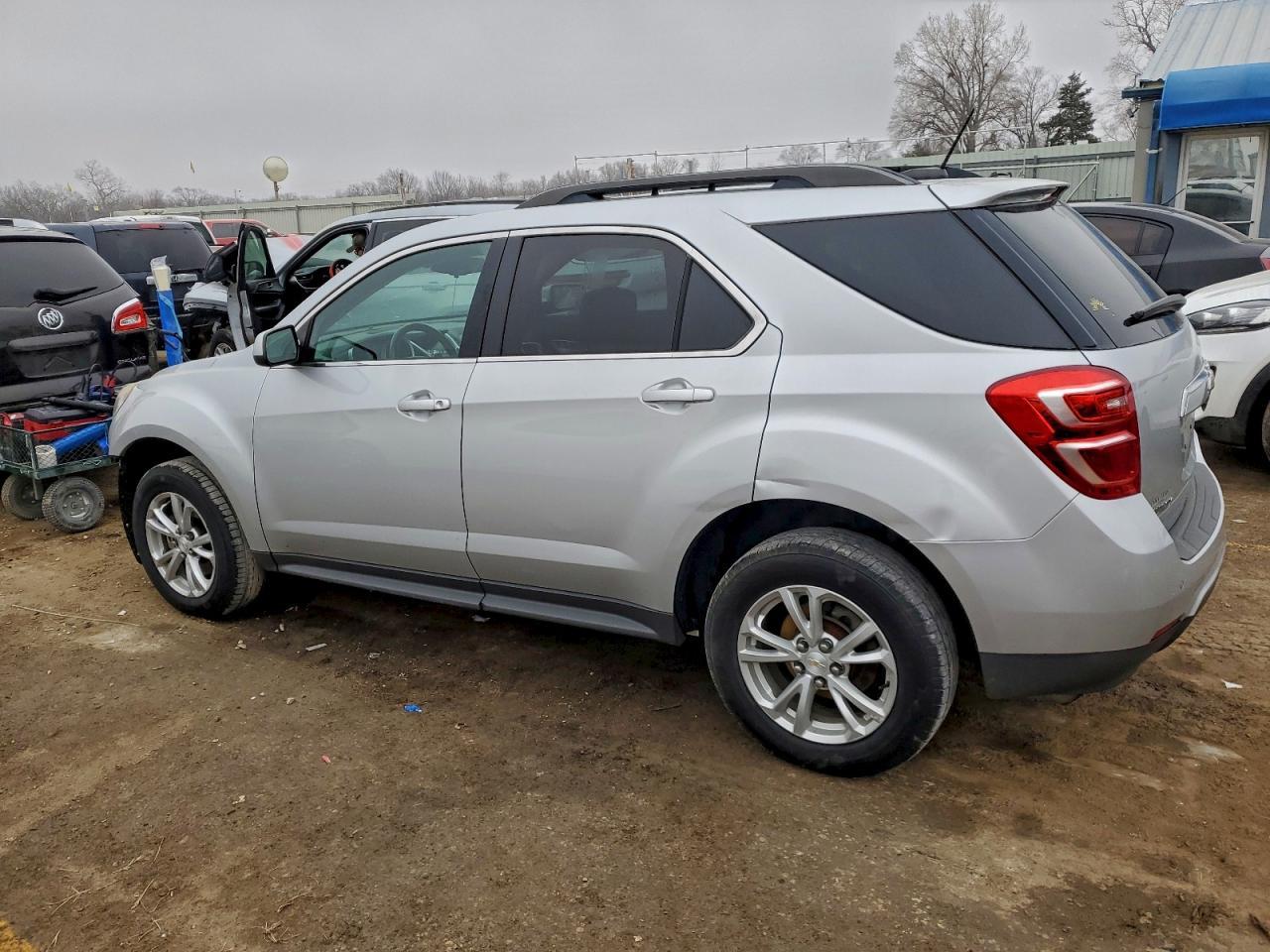 2017 Chevrolet Equinox Lt - Image 2