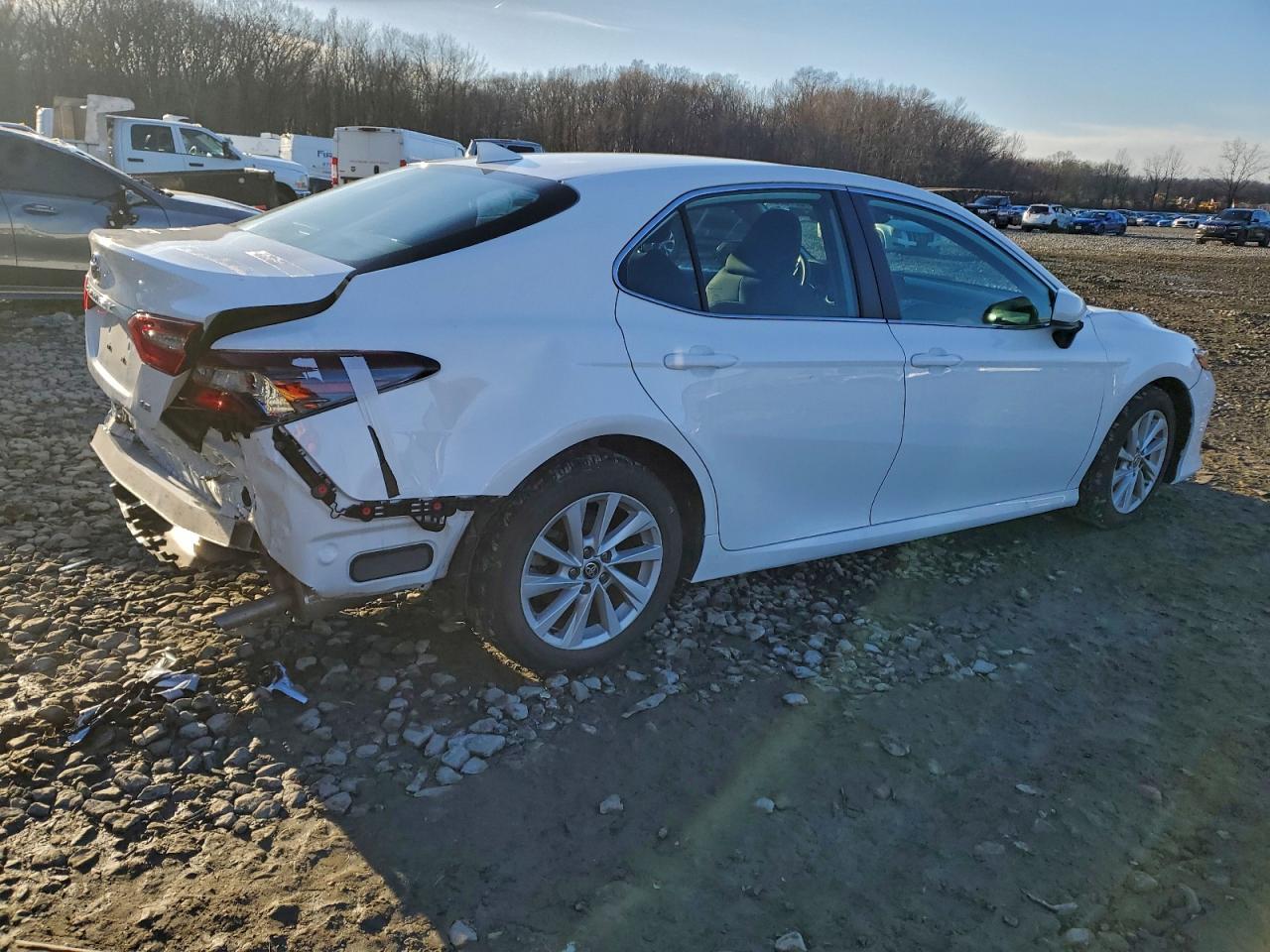 2022 Toyota Camry Le - Фото 3