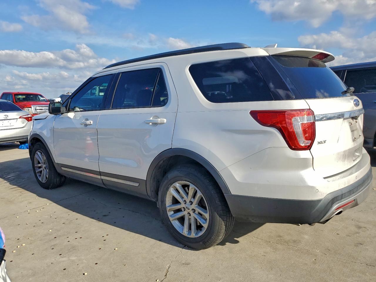 2016 Ford Explorer Xlt - Image 2