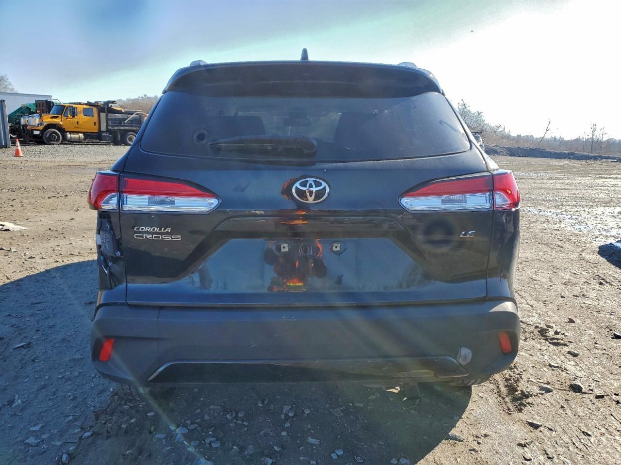 2022 Toyota Corolla Cross Le - Image 6