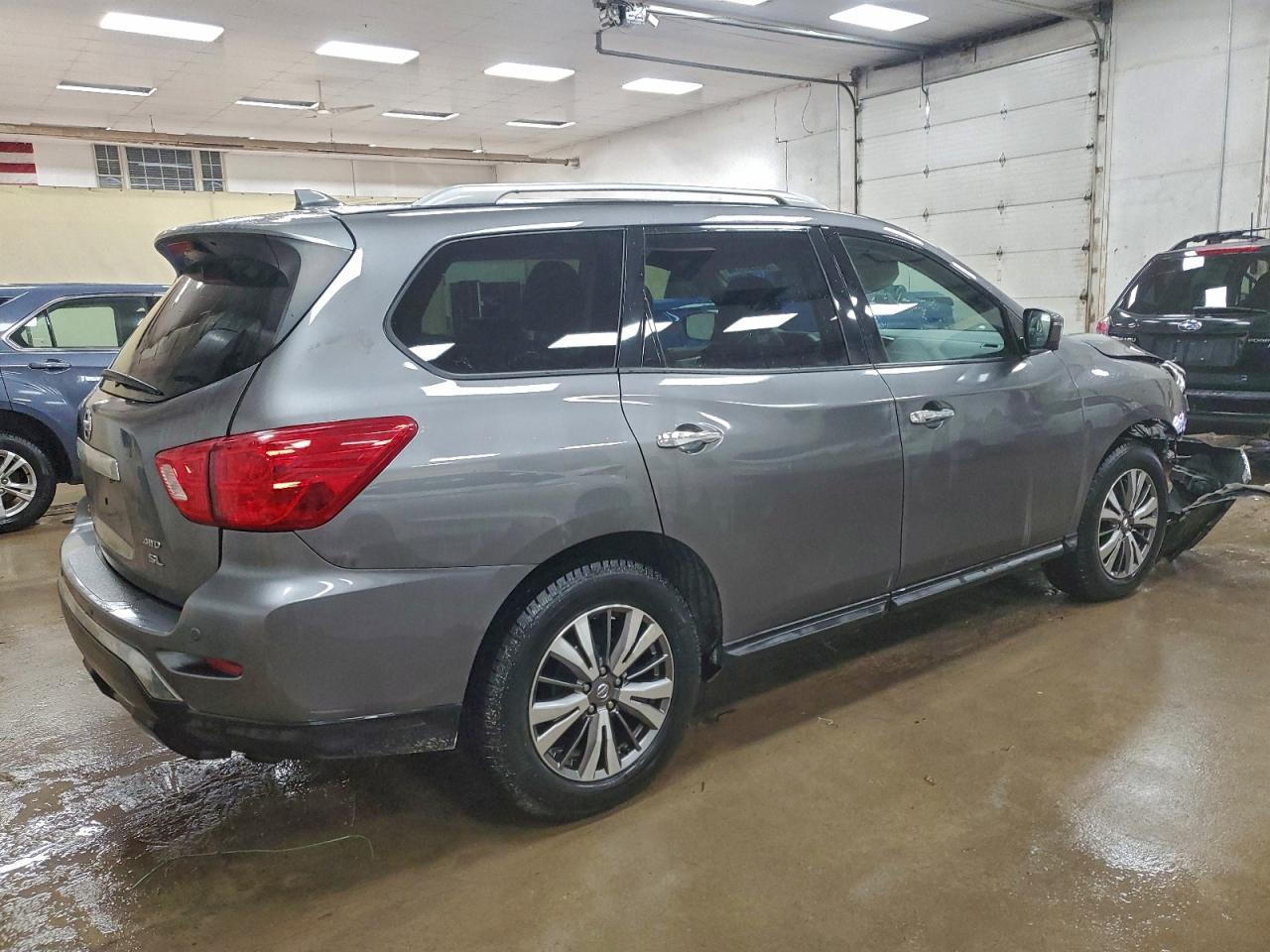 2019 Nissan Pathfinder S - Фото 3