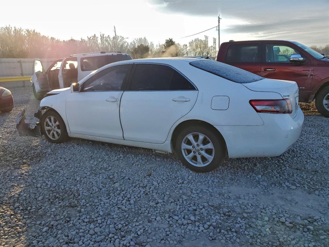 2011 Toyota Camry Base - Фото 2