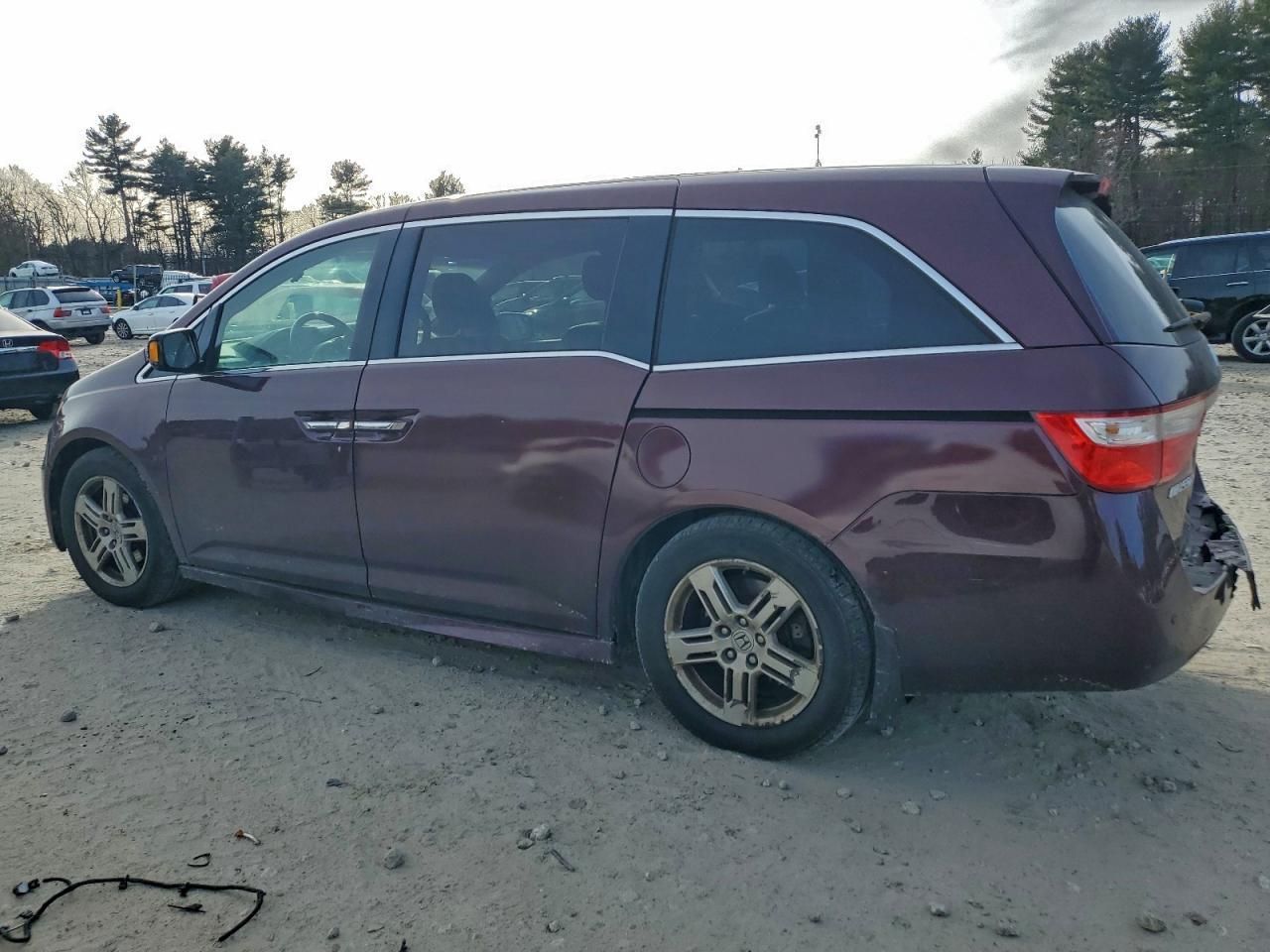 2011 Honda Odyssey Touring - Image 2
