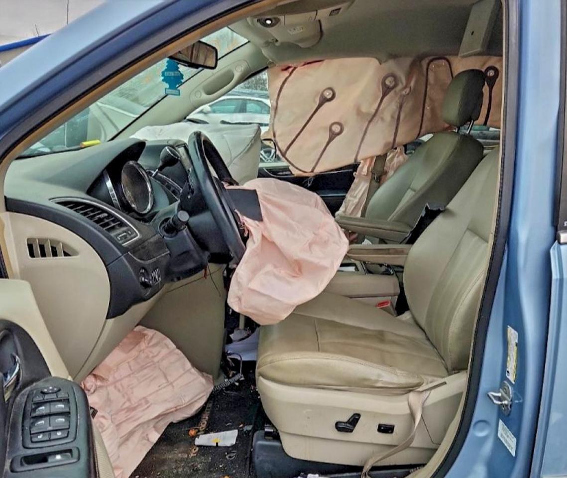 2013 Chrysler Town & Country Touring - Image 7
