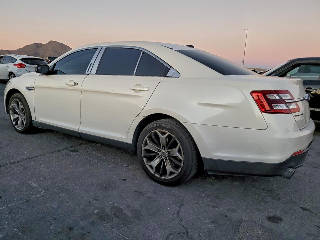 2014 Ford Taurus - Фото 2