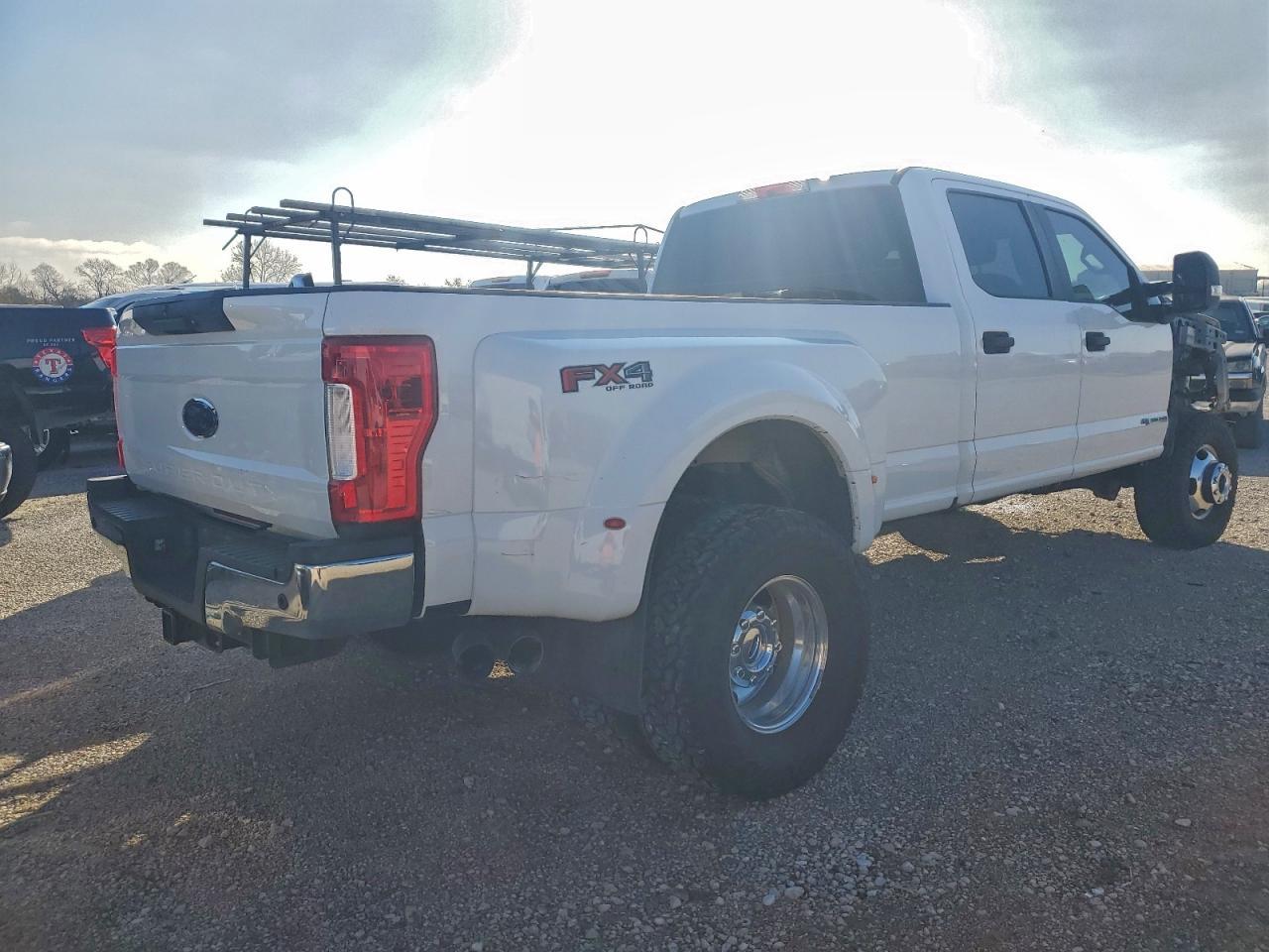 2019 Ford F350 Super Duty - Фото 3