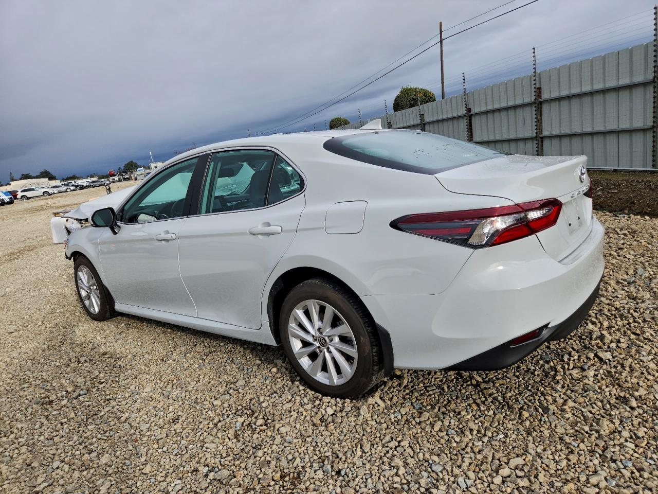 2022 Toyota Camry Le - Фото 2