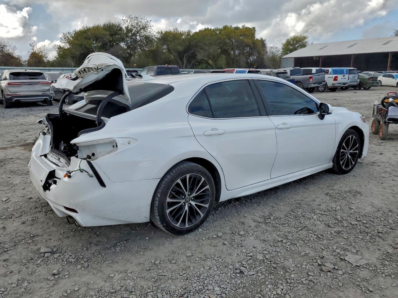 2020 Toyota Camry Se - Image 3