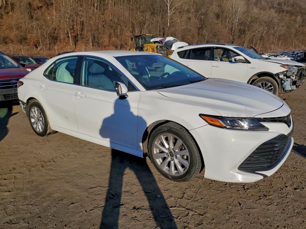 2020 Toyota Camry Le - Фото 4