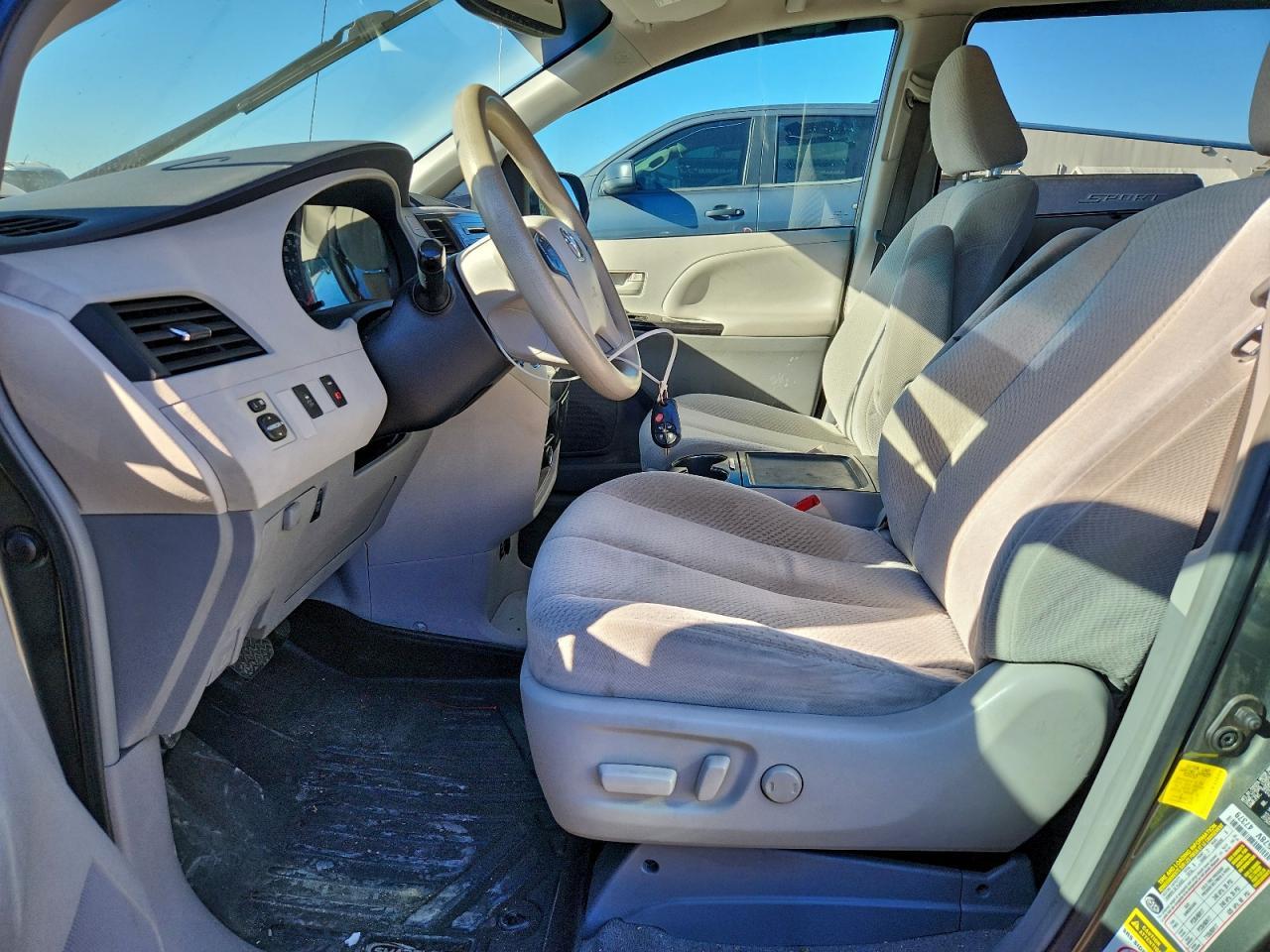 2012 Toyota Sienna Le - Image 7