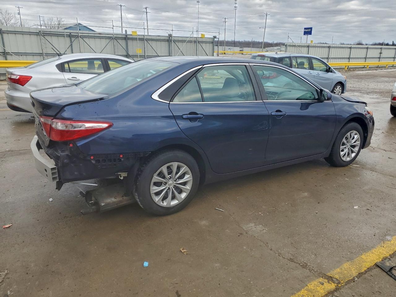 2017 Toyota Camry Le - Фото 3