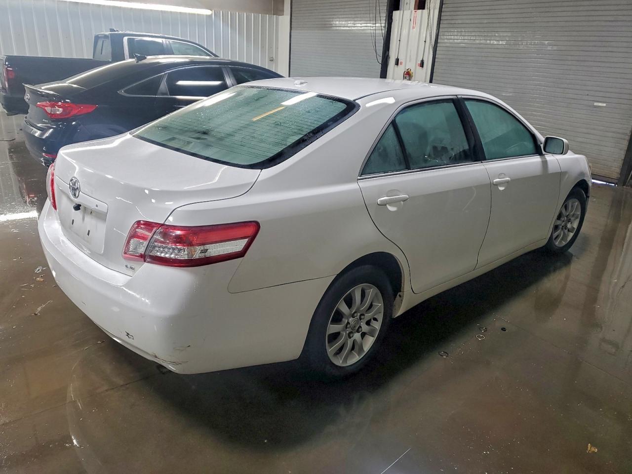 2010 Toyota Camry Le - Фото 3