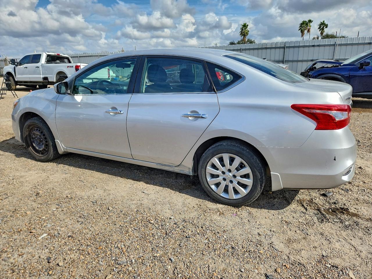 2016 Nissan Sentra S - Фото 2