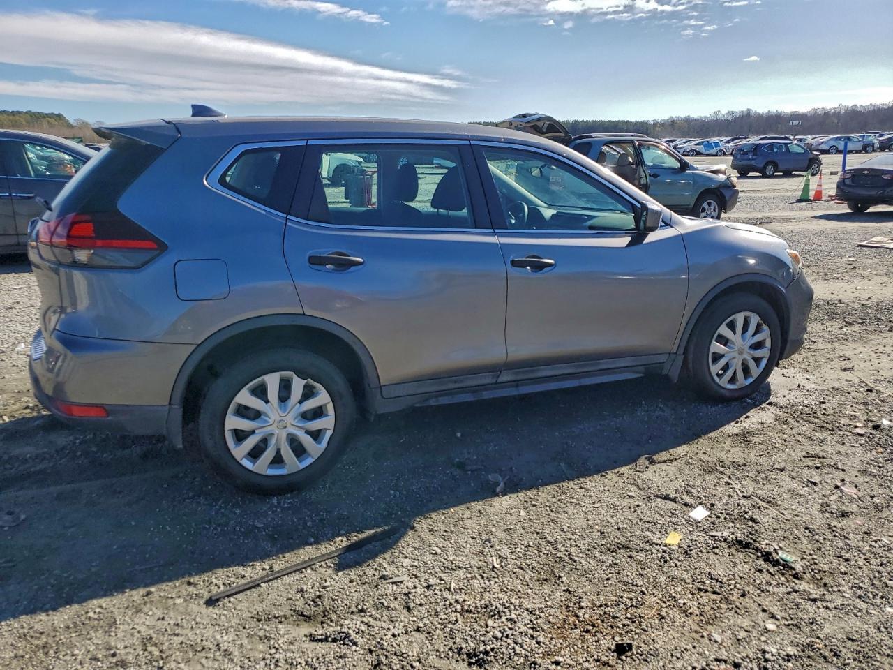 2018 Nissan Rogue S - Image 3