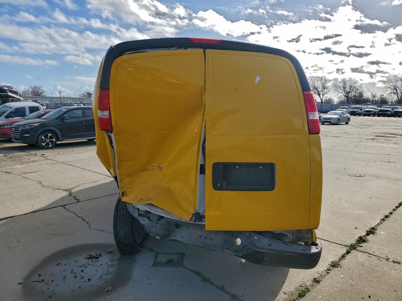 2017 Chevrolet Express G2500 - Фото 6