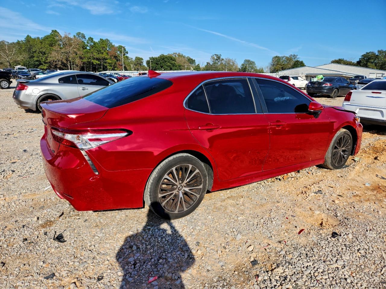 2020 Toyota Camry Se - Фото 3