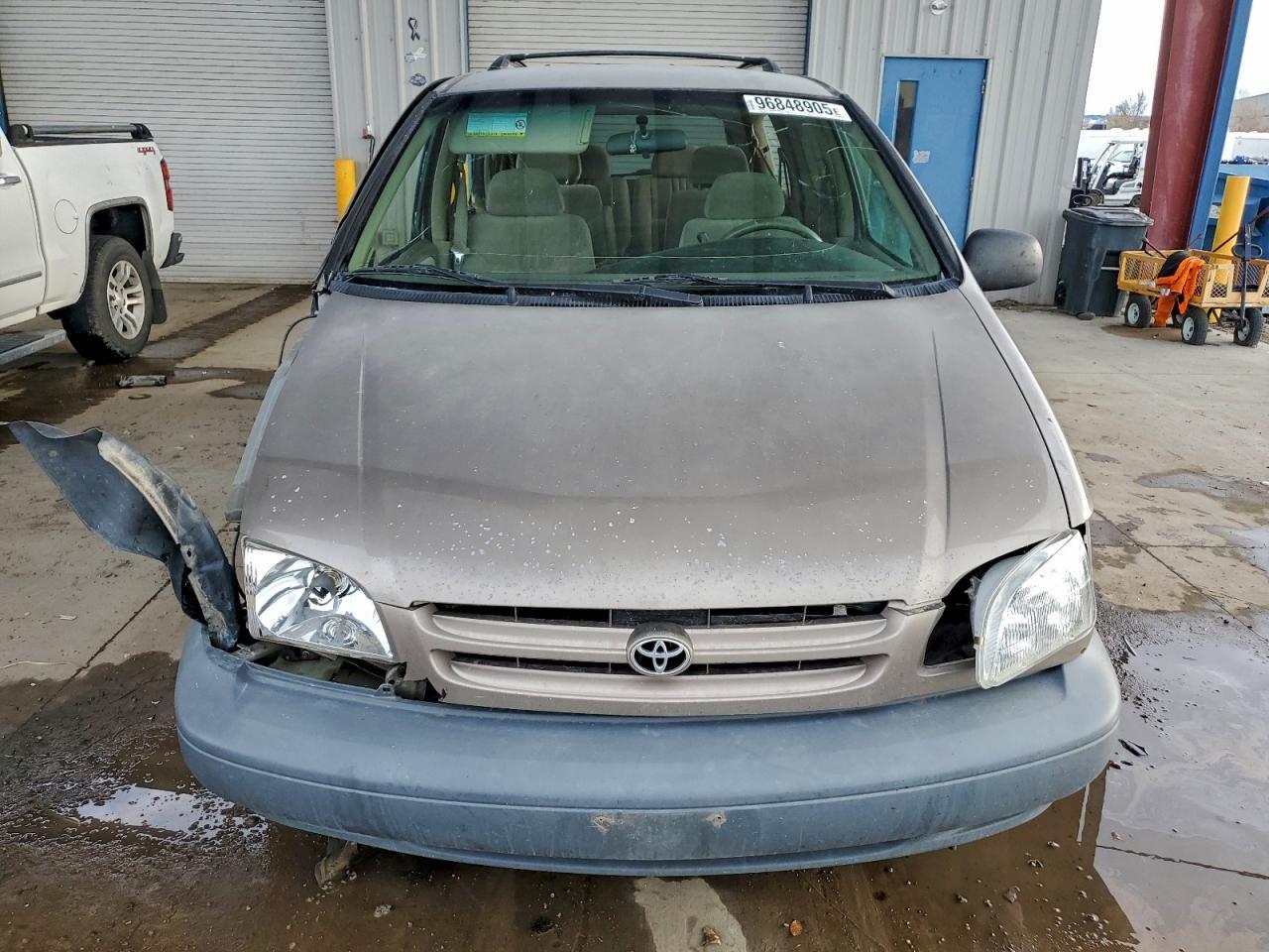 1998 Toyota Sienna Le - Image 5
