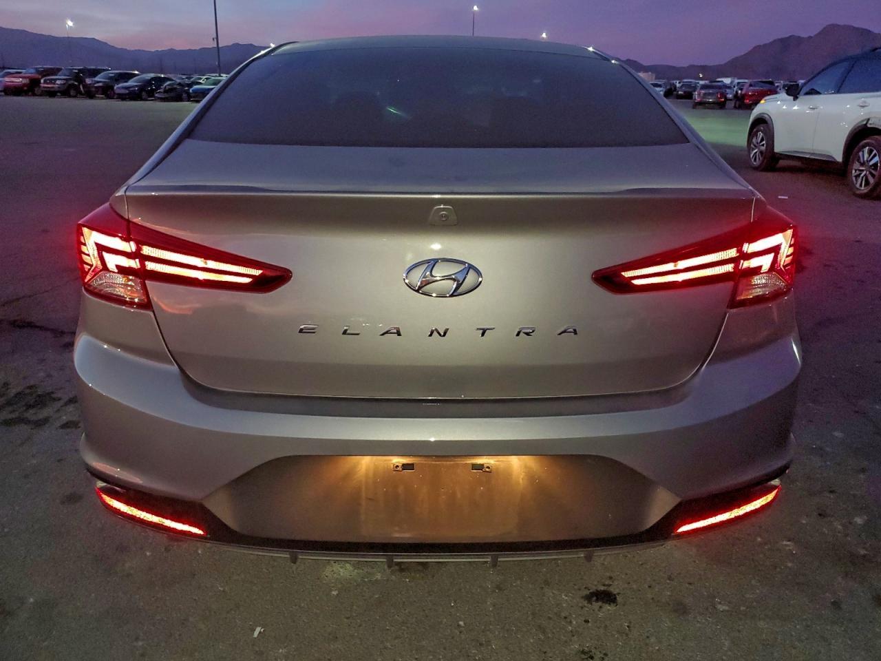 2020 Hyundai Elantra Se - Фото 6