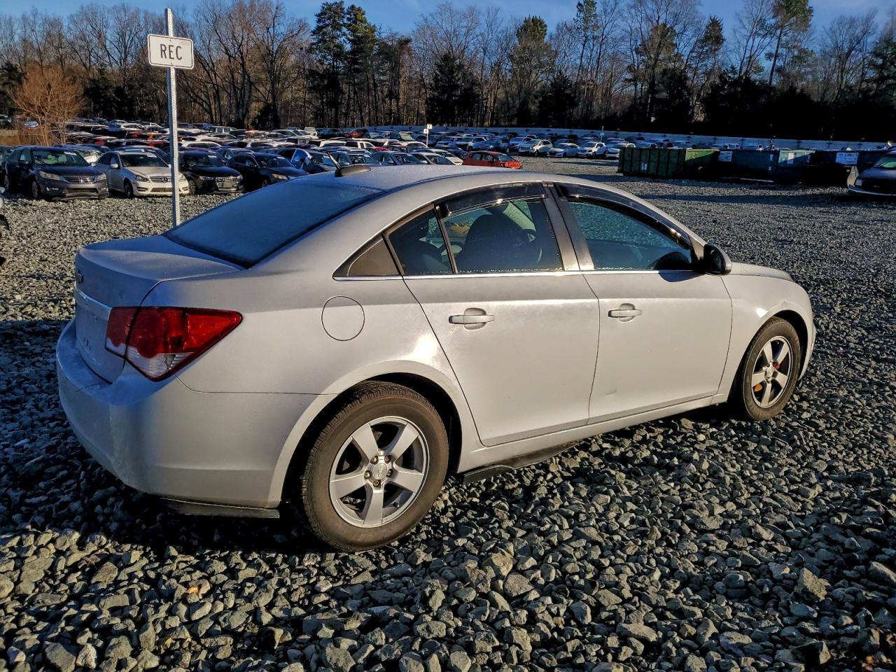 2016 Chevrolet Cruz - Image 3