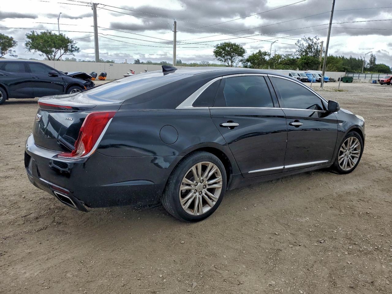 2018 Cadillac Xts Luxury - Image 3