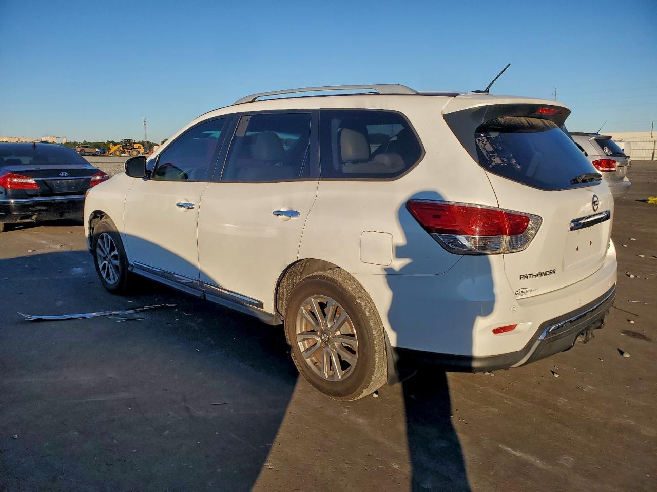 2014 Nissan Pathfinder S - Image 2